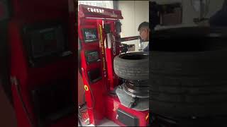 DALI Tire Changer D580 Working on 17quot Tire [upl. by Nakah]