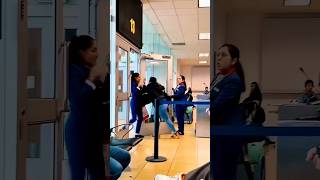 🇵🇪Mujer empuja a señoritas de LATAM y pierde su vuelo  Quería entrar con  equipaje y SIN PAGAR [upl. by Barron942]