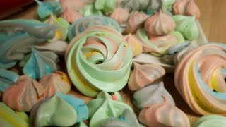 Recette facile des meringues colorées [upl. by Lewie411]