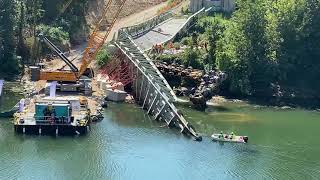 Pont de MirepoixsurTarn Succès de l’opération de levage du camion et de sa remorque [upl. by Asirap]