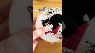 皆さんはどちらに見えますか？📕🐈 ハンドメイドアクセサリー ハンドメイド ハンドメイド作家 刺繍 猫 猫刺繍 動物刺繍 アクセサリー作家 アクセサリー [upl. by Nnalorac658]