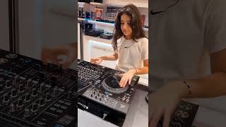 Scratching on new Alpha Theta  Pioneer XDJAZ controller 🔥🔥🔥 alphatheta xdjaz djmichelle [upl. by Nevetse]