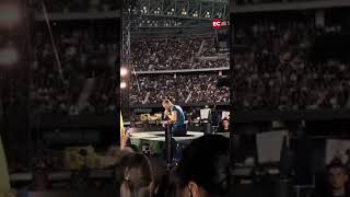 Chris Martin cantante de Coldplay se cae de espaldas durante un concierto [upl. by Ravaj765]