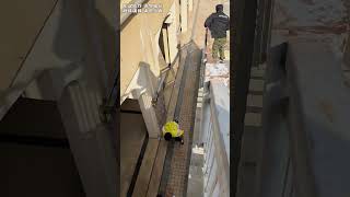 Delivery man escapes from security guard using parkour [upl. by Stauffer]