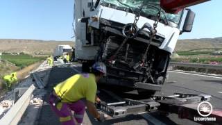 Rescate de camiones accidentados en autovía A7 Gruas La Variante y Gruas Gil [upl. by Anaiad]