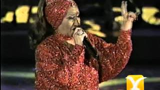 Celia Cruz La vida es un carnaval Festival de Viña 2000 [upl. by Nryhtak]