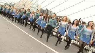 Irlanda sul lungofiume dublinese oltre 1600 danzano il Riverdance [upl. by Ym]