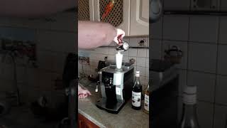 Как приготовить кофе Латте на кофемашине DeLonghi Magnifica S ECAM 21117SB [upl. by Itida]