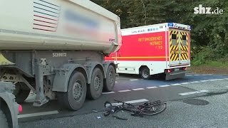 Junge gerät unter LKW – schwerer Unfall in Itzehoe [upl. by Anawek]