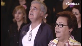 Amaya Estibaliz e Iñaki cantan Eres tú junto a la Coral de Bilbao [upl. by Anoiuq531]