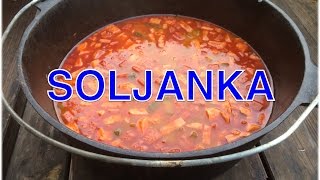 Ukrainische Soljanka aus dem Dutch Oven  Klaus grillt ostdeutsches Rezept [upl. by Immas]