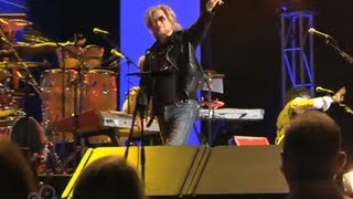 Daryl Hall and John Oates  Crowd call for encore  Live in Sydney  Moshcam [upl. by Frech]