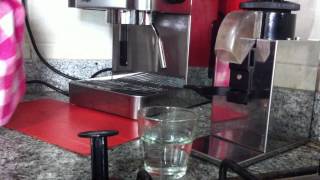 Making an Espresso using Mini moka m362 and nemox lux grinder not so perfect [upl. by Tann894]