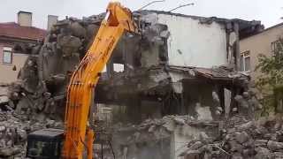 bu kepçe operatörü işini biliyor excavator demolishing building [upl. by Nalniuq]