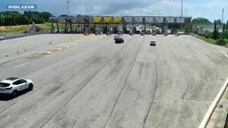 Il video dellincidente al casello di Rosignano lauto che arriva senza frenare e limpatto co [upl. by Namreg97]