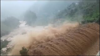 La crecida del río Cueva en Comares provocan que la presa de Mazmúllar rebose [upl. by Ynafit]