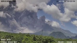 Indonesia la grande eruzione del vulcano Merapi [upl. by Ladnik329]