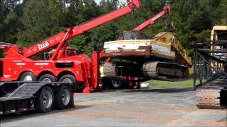 Wreckers Lifting A 30 Ton Excavator [upl. by Sinnej]