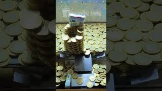 Se dejó los billetes la torre de la máquina tragamonedas [upl. by Ydur804]