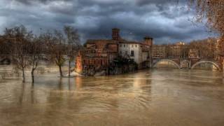 Isola Tiberina tevere in piena timelapse HDR [upl. by Arada]