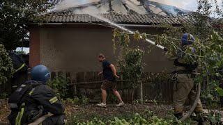 En direct  une attaque de roquette contre un immeuble du Donbass fait plusieurs morts • FRANCE 24 [upl. by Assiar]