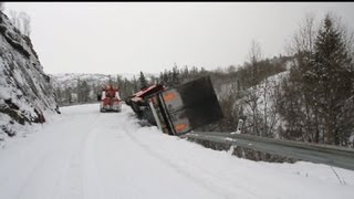 LKW stürzt 60 Meter tief Fahrer überlebt [upl. by Obaza]