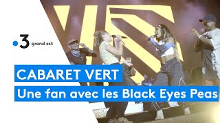 Cabaret vert  une fan monte sur scène pour chanter avec les Black Eyed Peas [upl. by Margetts338]