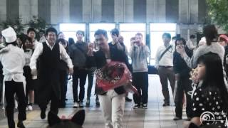 Flashmob surprise proposal フラッシュモブ サプライズ プロポーズ One Direction Live While Were Young JR大阪駅 quotカリヨン広場 [upl. by Introk]