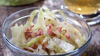 Recette  Salade de chou blanc aux lardons [upl. by Ahsinauj]