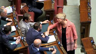 Libia “Ipocriti” leghista attacca Pinotti lei si stizzisce e gli va a stringere la mano [upl. by Aicilyhp383]