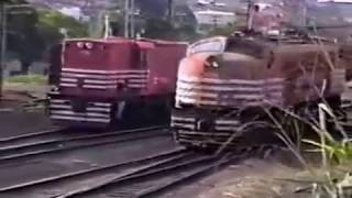 Fepasa Locomotivas Diesel e Elétricas em Araraquara [upl. by Gilbye]