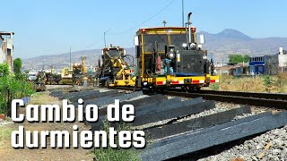 Asi se cambian los durmientes de una via del tren Maquinaria y hombres trabajando [upl. by Lebisor]