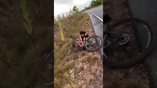 E gente essa sou eueu caí por motivoeu tinha caí de bike por conta que meu cadaço engato e eu caí🤣 [upl. by Davine]