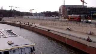 Fahrradrikscha und Boote vor dem Hauptbahnhof Berlin Mitte [upl. by Cavanaugh]