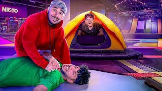 Survivre une Nuit dans un Trampoline Park il finit à lhôpital [upl. by Tuck57]