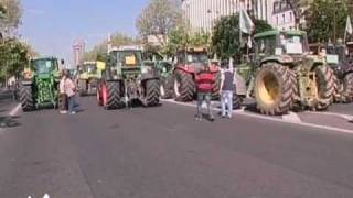 Les agriculteurs manifestent à Paris pour du blé [upl. by Pearla520]