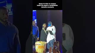 Santa Fe Klan le COMPRA todas las papas a vendededor durante concierto🙌 [upl. by Enileqcaj]