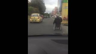 Hombre en silla de ruedas tuvo que transitar por la calzada vehicular [upl. by Ahseikan]