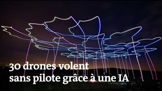 Trente drones volent en groupe sans pilote [upl. by Ididn722]