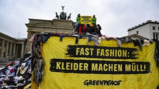 Greenpeace attivisti contro lindustria della moda [upl. by Hepza976]