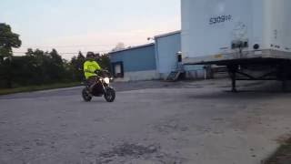 Practicing my wheelies in a abandoned parking lot honda gromMSX 125 [upl. by Hetty28]