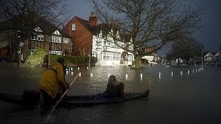 Großbritannien ertrinkt im Hochwasser [upl. by Ymar556]