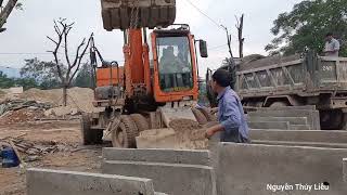 Máy múc cẩu doosan màu cam đang cẩu cống từ bãi lên xe ｜ Nguyễn Thúy Liễu [upl. by Kong]