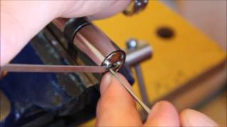 Crochetage lockpicking cylindre Vachette Assa Abloy VRX [upl. by Anaiuq107]