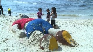 Gaza une statue de sable en hommage à Aylan Kurdi [upl. by Callida371]