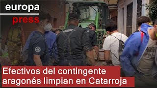 Efectivos del contingente aragonés junto a voluntarios limpian este sábado una calle de Catarroja [upl. by Yttocs]