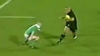 Peter Stringer tackles Jonah Lomu [upl. by Alsworth]