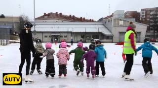 Skojig skridskoskola i Åbo [upl. by Kaylil]