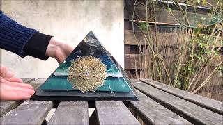 Supergrote orgonite piramide met mandala [upl. by Aimee]