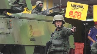 Exército volta a entrar em favela no Rio questionada sobre limites da intervenção [upl. by Herates]